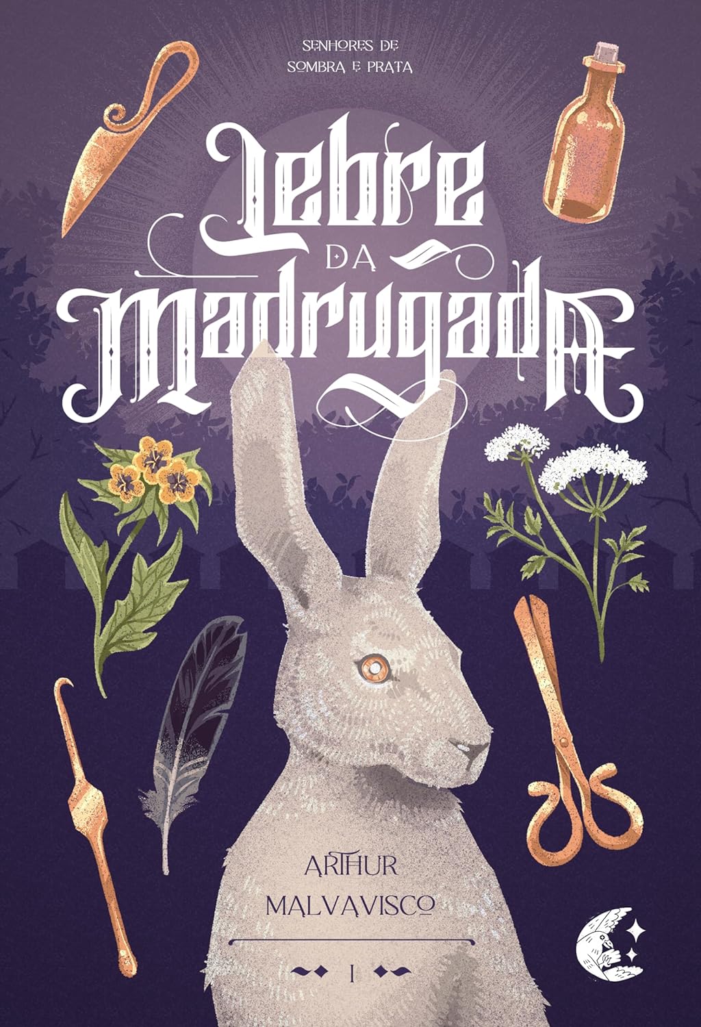 A capa de "Lebre da Madrugada". Possui um fundo roxo, mostrando um sol (ou talvez uma lua cheia) com raios de luz projetados para fora, acima de uma mata, oculta por trás do que parece ser a muralha de uma fortaleza. Na frente temos o título da duologia bem no topo, em branco, seguido pelo título (também em branco) em uma fonte maior, e na parte mais de baixo tem o nome do autor (Arthur Malvavisco) em preto, com a logo da Editora Corvus ao lado (um corvo branco em uma pose que o faz parecer uma lua crescente). A ilustração em si é de uma lebre cinzenta, rodeada por um bisturi, um frasco, dois ramos de flores (um dourado e um branco), uma pena negra, uma tesoura, e algo que parece com aqueles ganchos de dentista.